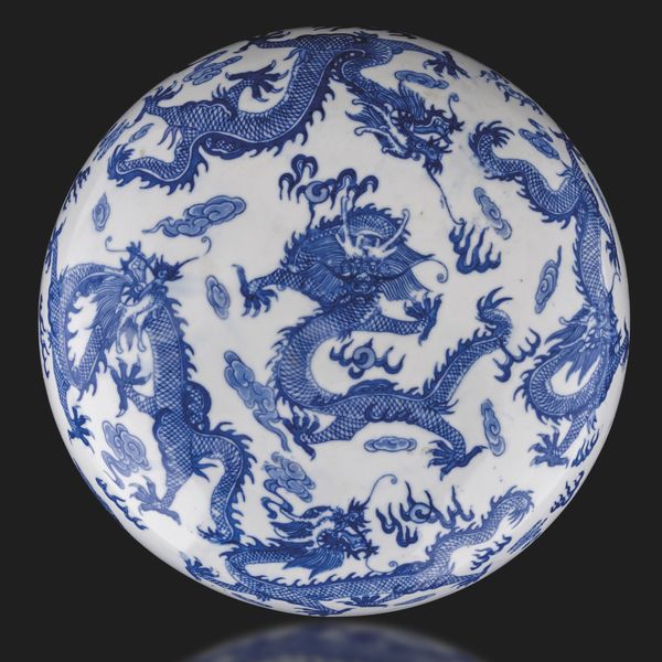 Scatola in porcellana rotonda bianca e blu e coperchio decorato con dragoni, Cina, Dinastia Qing, marca e del periodo Guangxu (1875-1908)  - Asta Arte Orientale - Associazione Nazionale - Case d'Asta italiane