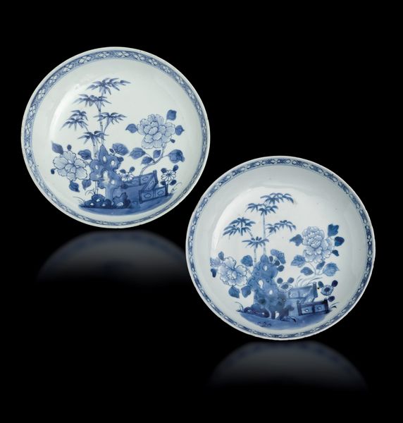 Coppia di piattino in porcellana bianca e blu con decori floreali, Cina, Dinastia Qing, epoca Qianlong, XVIII secolo  - Asta Arte Orientale - Associazione Nazionale - Case d'Asta italiane