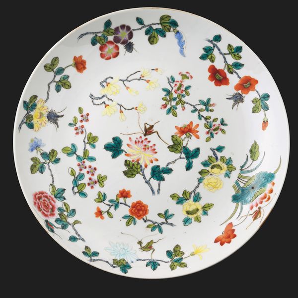 Grande piatto in porcellana con decoro floreale, Cina, Dinastia Qing, epoca Jiaqing (1796-1820)  - Asta Arte Orientale - Associazione Nazionale - Case d'Asta italiane