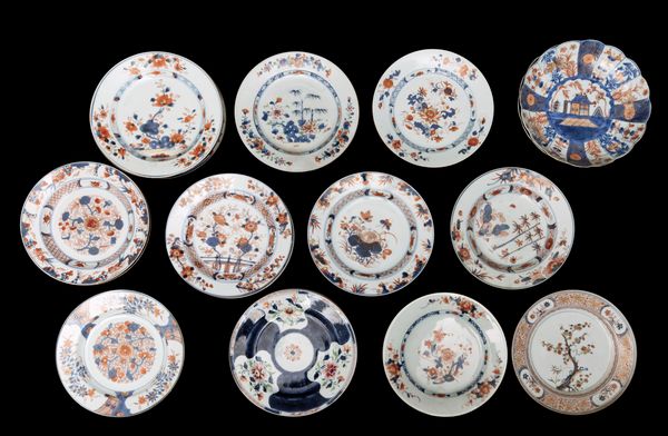 Collezione di ventuno piatti, 3 piatti Famiglia Rosa e 18 piatti stile Imari, Cina, XVIII secolo  - Asta Arte Orientale - Associazione Nazionale - Case d'Asta italiane