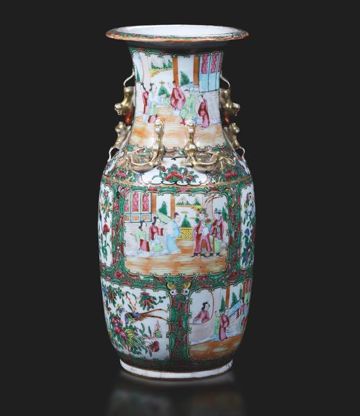 Vaso in porcellana policroma Famiglia rosa con scene di vita comune entro riserve con anse sagomate, trasformato in lampada, Canton, Cina, XIX secolo  - Asta Arte Orientale - Associazione Nazionale - Case d'Asta italiane