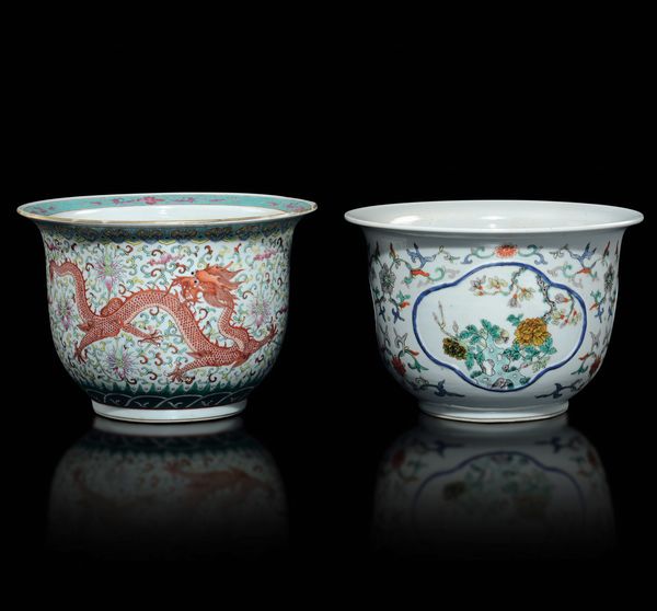 Due piccoli cachepot in porcellana a smalti policromi, uno con drago rosso laltro con fiori, Cina, Dinastia Qing, epoca Guangxu (1875-1908)  - Asta Arte Orientale - Associazione Nazionale - Case d'Asta italiane