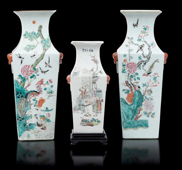 Coppia di vasi in porcellana squadrati naturalistici e un vaso con scene di vita comune con anse a mascheroni, Cina, Dinastia Qing, epoca Guangxu (1875-1908)<BR>  - Asta Arte Orientale - Associazione Nazionale - Case d'Asta italiane