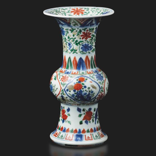 Vaso a tromba Wucai in porcellana a decoro floreale, Cina, XIX secolo  - Asta Arte Orientale - Associazione Nazionale - Case d'Asta italiane