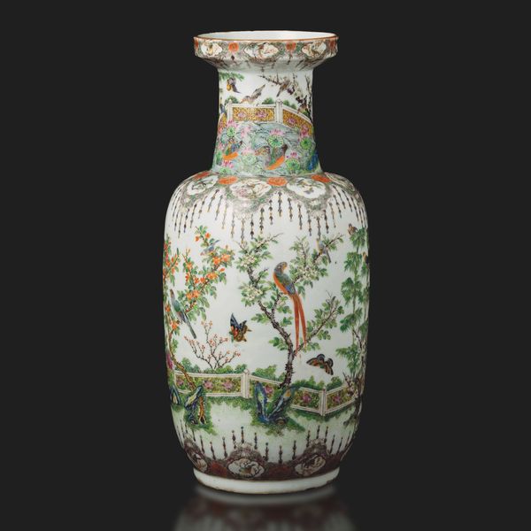 Vaso in porcellana Famiglia Verde raffigurante paesaggio con uccelli e farfalle, Cina, Dinastia Qing, epoca Guangxu (1875-1908)  - Asta Arte Orientale - Associazione Nazionale - Case d'Asta italiane