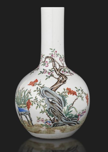 Vaso a bottiglia in porcellana Famiglia Rosa a decoro naturalistico, Cina, Dinastia Qing, XIX secolo  - Asta Arte Orientale - Associazione Nazionale - Case d'Asta italiane