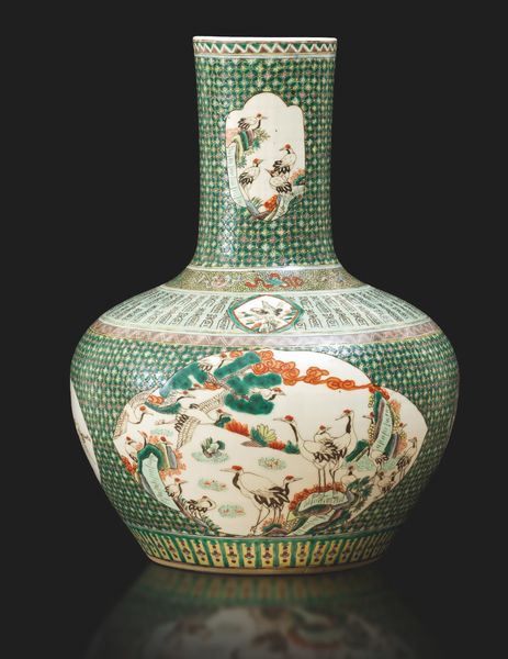 Vaso Tianqiuping in porcellana sui toni della Famiglia Verde con figure di aironi entro riserve e decori floreali, Cina, XX secolo  - Asta Arte Orientale - Associazione Nazionale - Case d'Asta italiane