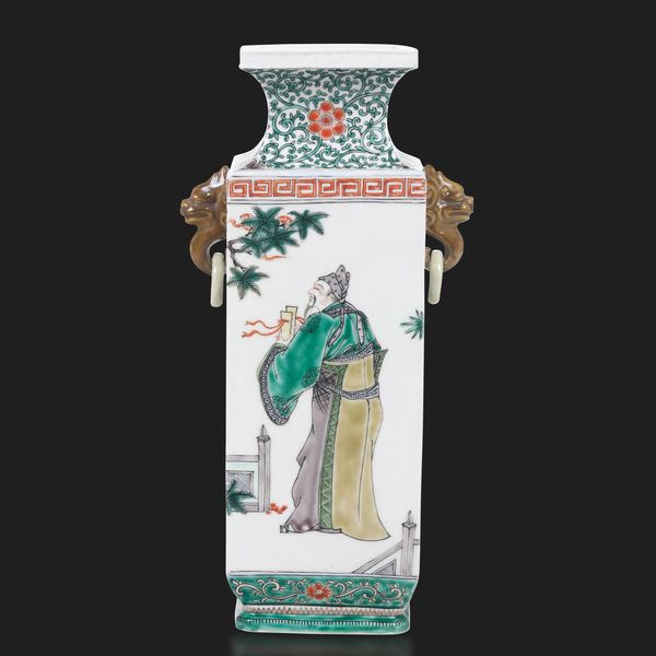 Vaso in porcellana Famiglia Verde con figure di saggi entro paesaggio, anse ad anello e mascheroni, Cina, Dinastia Qing, XIX secolo  - Asta Arte Orientale - Associazione Nazionale - Case d'Asta italiane