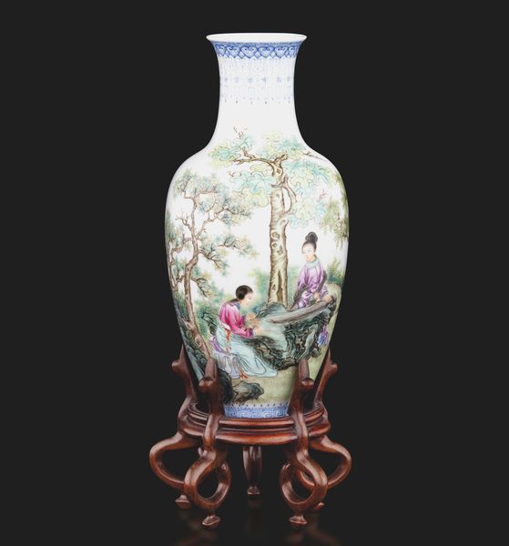 Vaso in porcellana con scena di vita quotidiana e iscrizioni, Cina, periodo Repubblica, XX secolo  - Asta Arte Orientale - Associazione Nazionale - Case d'Asta italiane