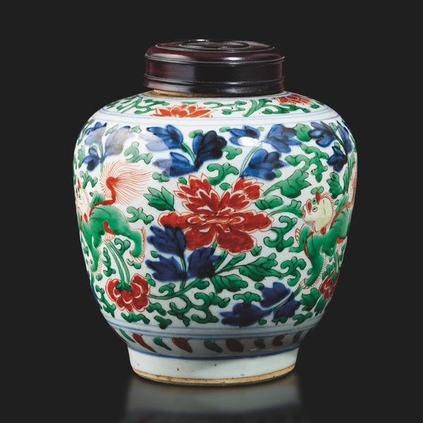 Vaso in porcellana con coperchio a decoro floreale, Famiglia Verde, Cina, Dinastia Qing, XIX secolo  - Asta Arte Orientale - Associazione Nazionale - Case d'Asta italiane