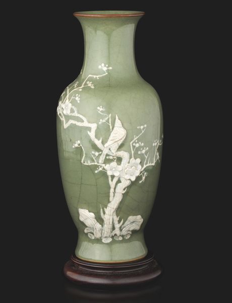 Vaso Guan e Celadon con decoro naturalistico a rilievo in porcellana bianca, Cina, XIX secolo  - Asta Arte Orientale - Associazione Nazionale - Case d'Asta italiane