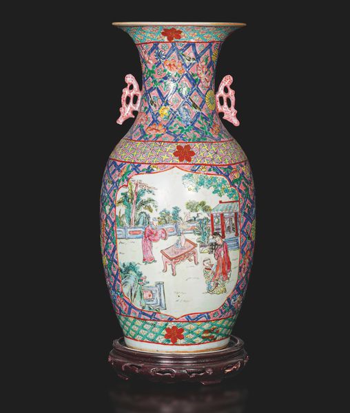 Vaso in porcellana Famiglia Rosa con anse sagomate e scene di vita di corte entro riserve, Cina, Dinastia Qing, epoca Guangxu (1875-1908)  - Asta Arte Orientale - Associazione Nazionale - Case d'Asta italiane