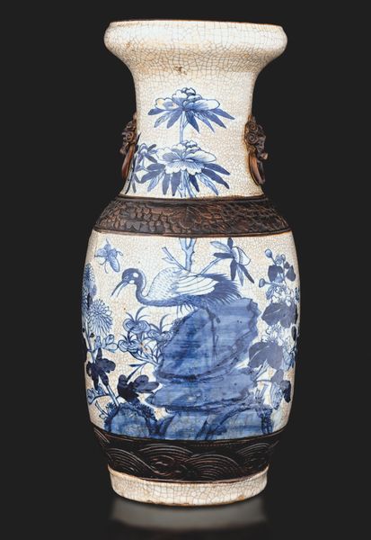 Vaso in porcellana craquele con figure blu raffiguranti aironi e mascheroni con anse ad anello, Cina, Dinastia Qing, epoca Guangxu, XIX secolo  - Asta Arte Orientale - Associazione Nazionale - Case d'Asta italiane