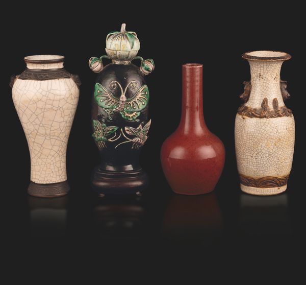 Lotto composto di Vaso in porcellana Sangue di Bue, coppia di Vasi differenti craquele e vaso in ceramica con coperchio a zucca, Cina, XIX secolo  - Asta Arte Orientale - Associazione Nazionale - Case d'Asta italiane