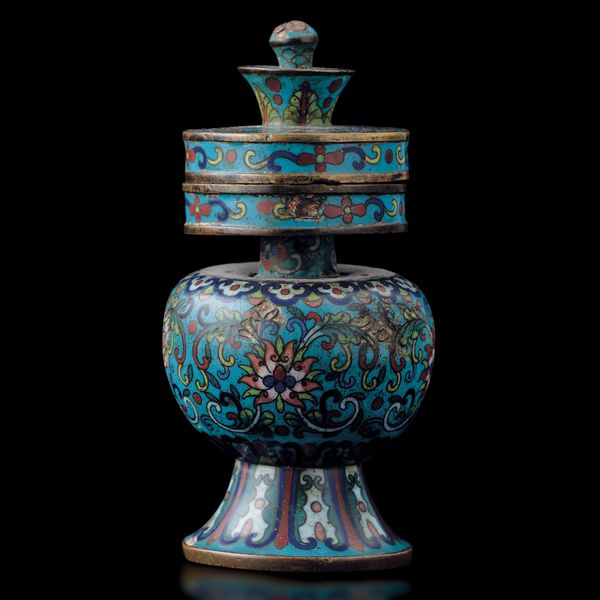 Piccolo contenitore con coperchio a smalti cloisonn con decori floreali e a fiori di loto, Cina, Dinastia Qing, epoca Qianlong (1736-1796)  - Asta Arte Orientale - Associazione Nazionale - Case d'Asta italiane