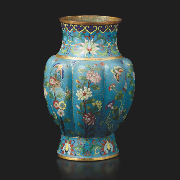 Vaso cloisson a fondo geometrico e decoro floreale, Cina, Dinastia Qing, epoca Jiaqing (1796-1820)  - Asta Arte Orientale - Associazione Nazionale - Case d'Asta italiane