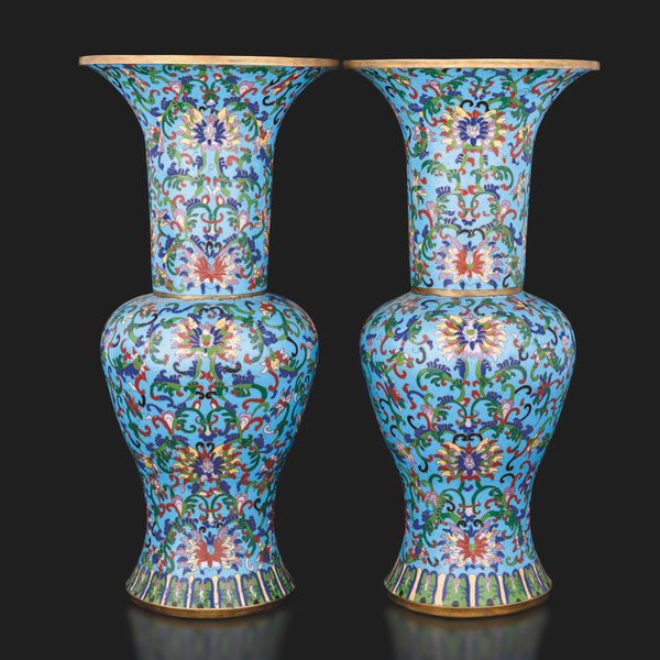 Coppia di vasi cloisonn a decoro floreale su fondo blu, Cina, Dinastia Qing, fine XIX secolo  - Asta Arte Orientale - Associazione Nazionale - Case d'Asta italiane