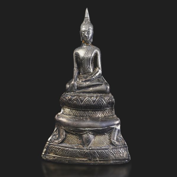 Figura di Buddha Sakyamuni seduto su fiore di loto in metallo, Thailandia, XIX  - Asta Arte Orientale - Associazione Nazionale - Case d'Asta italiane