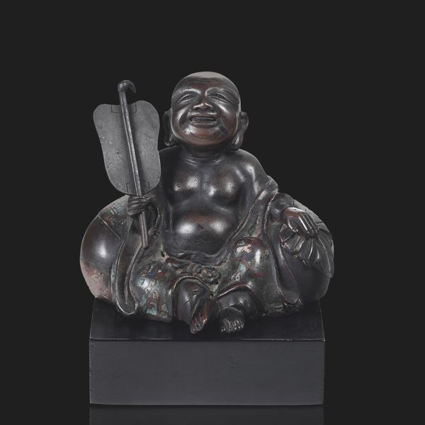 Figura di Budai in bronzo con dettagli a smalto cloisonn, Giappone, XIX secolo  - Asta Arte Orientale - Associazione Nazionale - Case d'Asta italiane