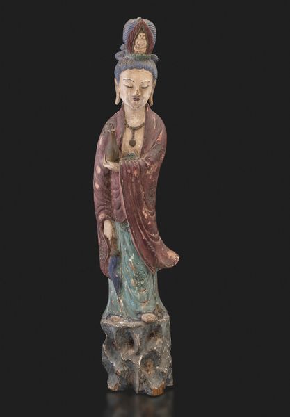 Grande figura di Guanyin stante con vasetto in legno intagliato e laccato, Cina, Dinastia Ming, XIX secolo  - Asta Arte Orientale - Associazione Nazionale - Case d'Asta italiane