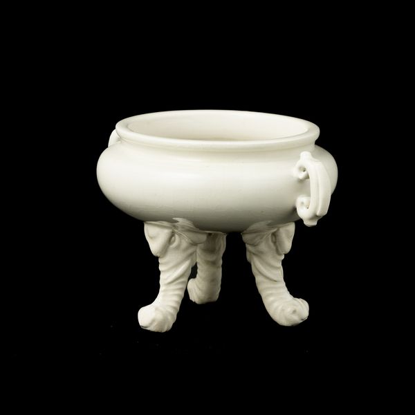 Incensiere tripode in porcellana Dehua, Blanc de Chine, con gambe a foggia di proboscide di elefante, Cina, Dinastia Qing, epoca Qianlong (1736-1796)<BR>  - Asta Arte Orientale - Associazione Nazionale - Case d'Asta italiane