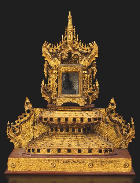 Tempio in legno scolpito con Buddha in bronzo, Thailandia, XIX secolo, Regno di Rattanakosin/del Siam (1782-1932)  - Asta Arte Orientale - Associazione Nazionale - Case d'Asta italiane