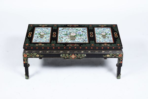 Tavolo in legno laccato con inserti in cloisonn a decoro <BR>naturalistico, Cina, XX secolo  - Asta Arte Orientale - Associazione Nazionale - Case d'Asta italiane