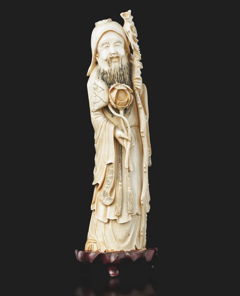 Scultura raffigurante Santone in avorio elefantino con base in legno, Cina, inizio XX secolo con certificazione CITES  - Asta Arte Orientale - Associazione Nazionale - Case d'Asta italiane