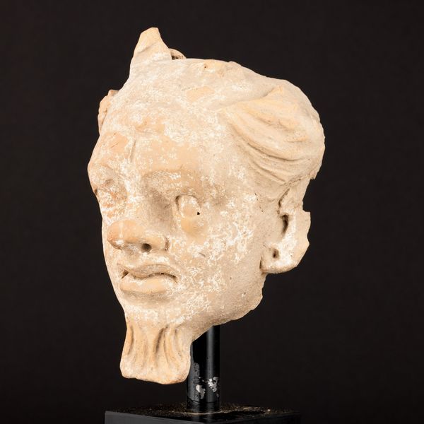 Testa di demone in terracotta, Gandhara, XV secolo  - Asta Arte Orientale - Associazione Nazionale - Case d'Asta italiane