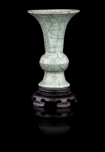 Vaso in porcellana Guan, Cina, Dinastia Qing, XVIII secolo  - Asta Arte Orientale - Associazione Nazionale - Case d'Asta italiane