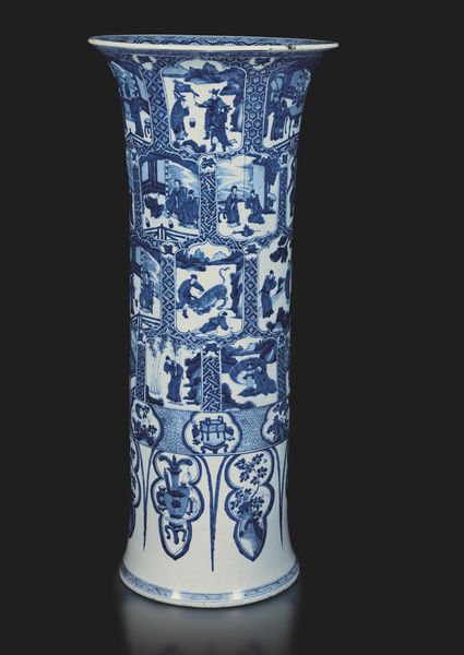 Grande e importante vaso in porcellana bianco e blu raffigurante 24 scene di piet filiale entro riserve sagomate, Cina, Dinastia Qing, epoca Kangxi (1662-1722)  - Asta Arte Orientale - Associazione Nazionale - Case d'Asta italiane