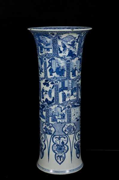 Grande e importante vaso in porcellana bianco e blu raffigurante 24 scene di piet filiale entro riserve sagomate, Cina, Dinastia Qing, epoca Kangxi (1662-1722)  - Asta Arte Orientale - Associazione Nazionale - Case d'Asta italiane