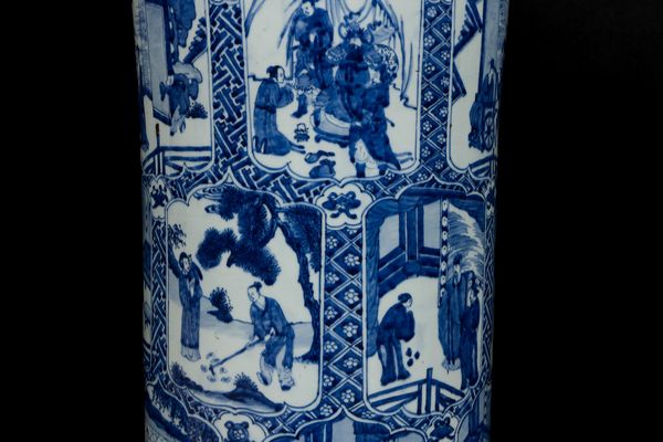 Grande e importante vaso in porcellana bianco e blu raffigurante 24 scene di piet filiale entro riserve sagomate, Cina, Dinastia Qing, epoca Kangxi (1662-1722)  - Asta Arte Orientale - Associazione Nazionale - Case d'Asta italiane