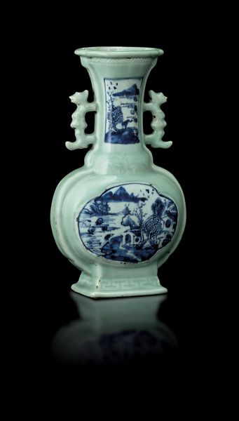 Vaso in porcellana Celadon con anse sagomate e raffigurazioni di paesaggio sui toni del bianco e del blu entro riserve, Cina, Dinastia Qing, epoca Jiaqing (1796-1820)  - Asta Arte Orientale - Associazione Nazionale - Case d'Asta italiane