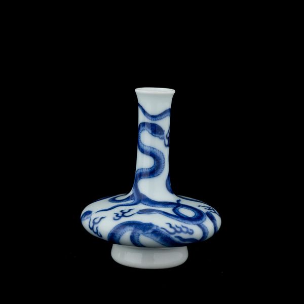 Vaso in miniatura in porcellana bianca e blu, decoro a serpente, marca e del periodo Daoguang (1821-1850)  - Asta Arte Orientale - Associazione Nazionale - Case d'Asta italiane