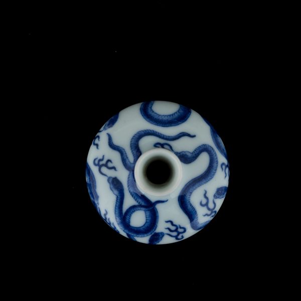 Vaso in miniatura in porcellana bianca e blu, decoro a serpente, marca e del periodo Daoguang (1821-1850)  - Asta Arte Orientale - Associazione Nazionale - Case d'Asta italiane