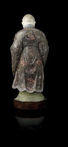 Rara figura di Saggio Famiglia Rosa stante in porcellana a smalti policromi con Buddha a rilievo nel centro del petto decorato per esteso con draghi tra le nuvole, Cina, Dinastia Qing, epoca Guangxu (1875-1908)  - Asta Arte Orientale - Associazione Nazionale - Case d'Asta italiane