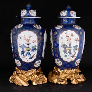 Coppia di potiche Blu Poudre con riserve a decoro naturalistico Famiglia Verde poggianti su basi dorate antiche a foggia di pietre, Dinastia Qing, epoca Kangxi (1662-1722)  - Asta Arte Orientale - Associazione Nazionale - Case d'Asta italiane