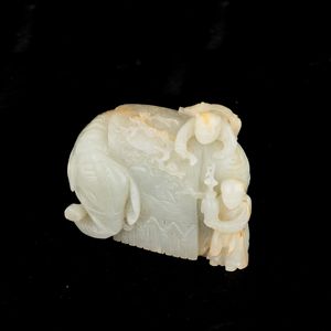 Figura in giada russet con raffigurazione di bambini ed elefante, Cina, Dinastia Qing, epoca Qianlong, XVIII secolo  - Asta Arte Orientale - Associazione Nazionale - Case d'Asta italiane