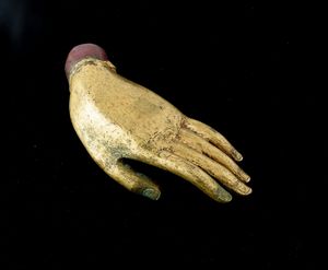 Mano in bronzo dorato, Tibet, Dinastia Qing, XVI-XVII secolo  - Asta Arte Orientale - Associazione Nazionale - Case d'Asta italiane