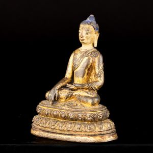 Figura di Akshobhya seduto su doppia fior di loto in bronzo dorato e policromia, Tibet, XVII secolo  - Asta Arte Orientale - Associazione Nazionale - Case d'Asta italiane