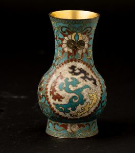 Piccolo vaso cloisonn a decoro floreale, Cina, Dinastia Qing, epoca Qianlong, XVIII secolo  - Asta Arte Orientale - Associazione Nazionale - Case d'Asta italiane