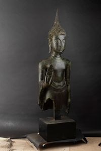 Importante monumentale figura di Buddha stante in bronzo, Thailandia, XV secolo, periodo Sukhaotai (1238-1368)  - Asta Arte Orientale - Associazione Nazionale - Case d'Asta italiane