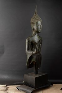 Importante monumentale figura di Buddha stante in bronzo, Thailandia, XV secolo, periodo Sukhaotai (1238-1368)  - Asta Arte Orientale - Associazione Nazionale - Case d'Asta italiane