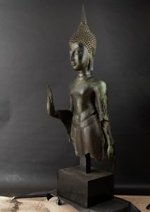 Importante monumentale figura di Buddha stante in bronzo, Thailandia, XV secolo, periodo Sukhaotai (1238-1368)  - Asta Arte Orientale - Associazione Nazionale - Case d'Asta italiane