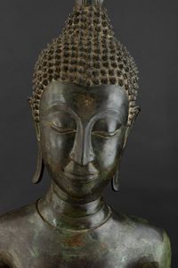 Importante monumentale figura di Buddha stante in bronzo, Thailandia, XV secolo, periodo Sukhaotai (1238-1368)  - Asta Arte Orientale - Associazione Nazionale - Case d'Asta italiane