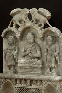 Stele raffigurante altare con divinit scolpita in pietra, Gandhara, III secolo  - Asta Arte Orientale - Associazione Nazionale - Case d'Asta italiane