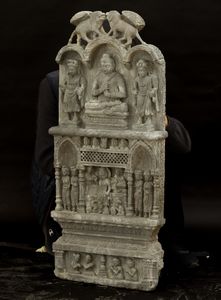 Stele raffigurante altare con divinit scolpita in pietra, Gandhara, III secolo  - Asta Arte Orientale - Associazione Nazionale - Case d'Asta italiane