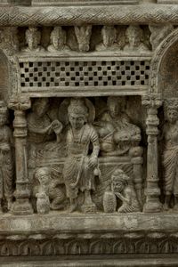 Stele raffigurante altare con divinit scolpita in pietra, Gandhara, III secolo  - Asta Arte Orientale - Associazione Nazionale - Case d'Asta italiane