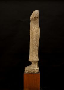 Torso femminile scolpito in pietra, India, Khemer, epoca  Bayon (1160-1230)  - Asta Arte Orientale - Associazione Nazionale - Case d'Asta italiane